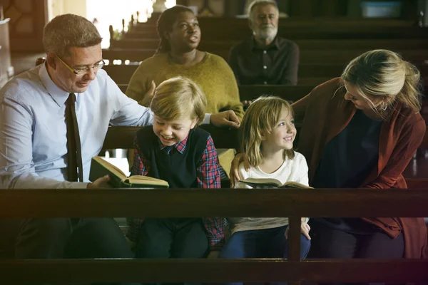 Familjen sitter i kyrkan — Stockfoto