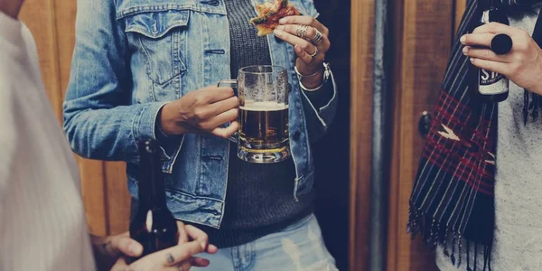 Friends drinking beer — Stock Photo, Image