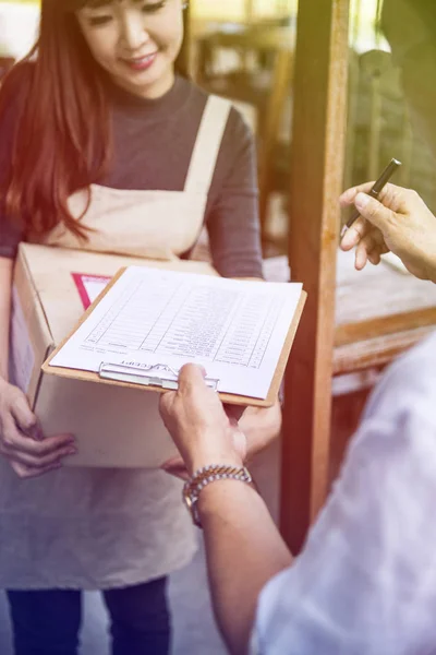 Frau erhält ein Paket — Stockfoto