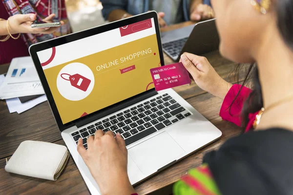 Mujer con laptop y tarjeta de crédito —  Fotos de Stock