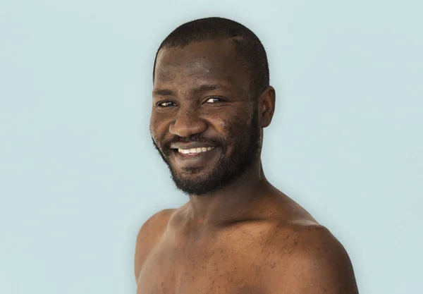 Улыбающийся афроамериканец — стоковое фото