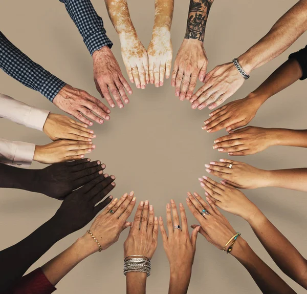 Grupo multiétnico de mãos humanas — Fotografia de Stock