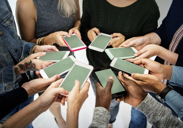 Manos humanas juntas en círculo — Foto de Stock