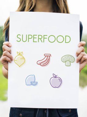 kadın holding tasarlamak 