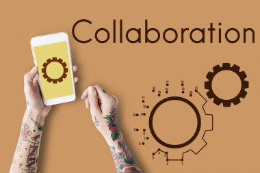 Akıllı telefon kullanan dövmeli kişi. 