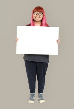 ayakta ve kağıt afiş tutan kadın