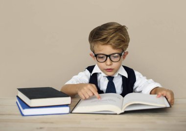 Küçük iş adamı çalışma masasında 