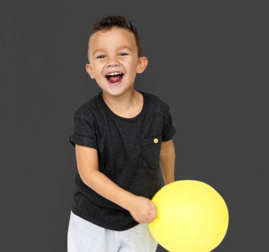 Sarı balon ile çocuk