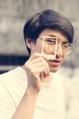 adam tutarak fotoğraf