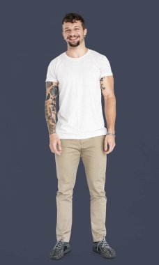 yakışıklı dövmeli adam