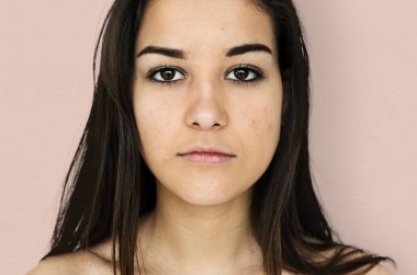  Kadın sakin yüz ve çıplak omuzları ile