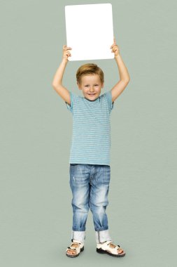Çocuk holding beyaz kağıt boş