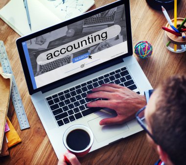 İş adamı dizüstü bilgisayar kullanıyor 