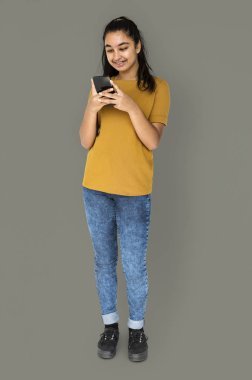 Akıllı telefon kullanan kadın 