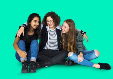 Katta birlikte oturan arkadaşlar