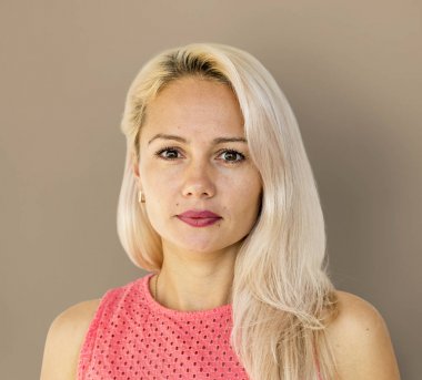 ciddi sarışın kadın