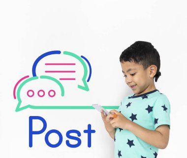 küçük çocuk Smartphone kullanarak 