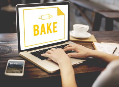 Eller dizüstü bilgisayarda klavyede yazıyor.