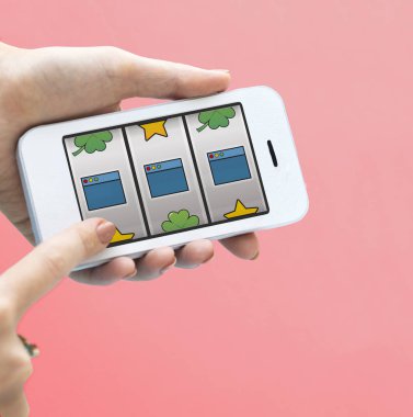 Akıllı telefon tutan kadın