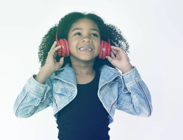 Meisje, luisteren naar muziek met behulp van de hoofdtelefoon — Stockfoto