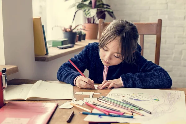 Školy dívka dělá domácí úkol — Stock fotografie