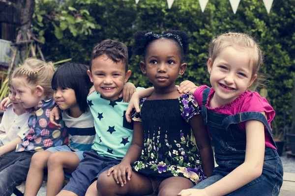 Kinderen zitten op de Bank — Stockfoto