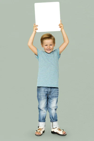 Jongen bedrijf Witboek leeg — Stockfoto