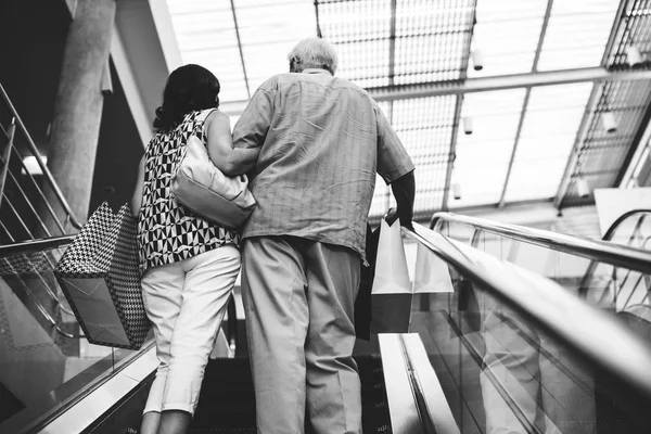 Pareja disfrutando de compras —  Fotos de Stock