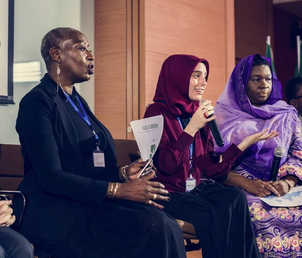 Женщины докладчики на международной бизнес-конференции — стоковое фото