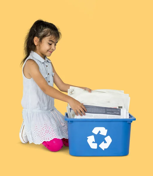 Meisje met recyclagedoos voor papier — Stockfoto