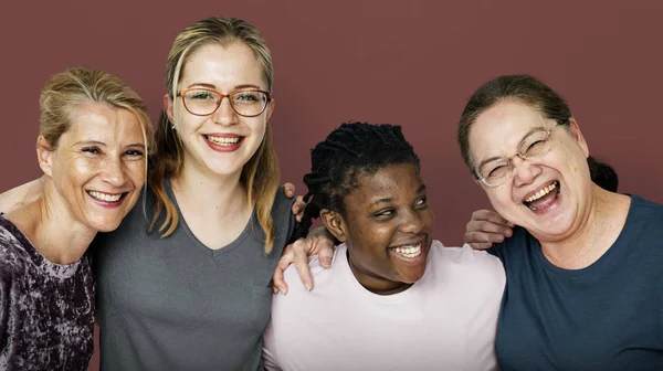 Mujeres abrazando en estudio — Foto de Stock