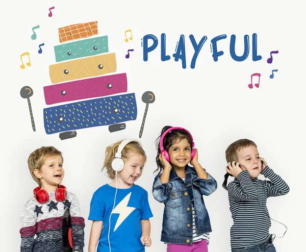 Różnorodność dzieci słuchać muzyki — Zdjęcie stockowe