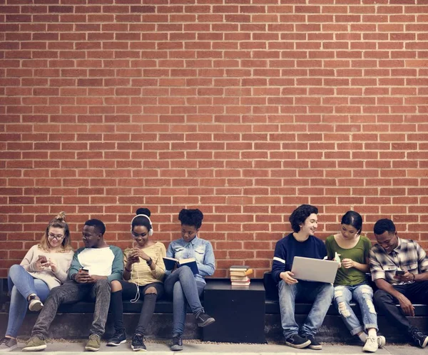 Μαθητές να κάθονται στο δρόμο — Φωτογραφία Αρχείου