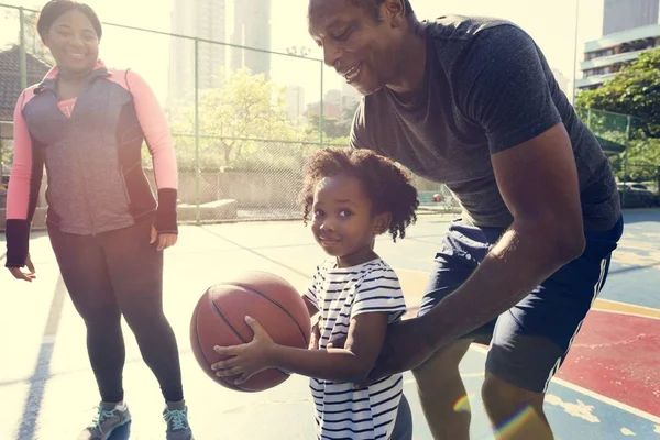 Familie spelen basketbal — Stockfoto