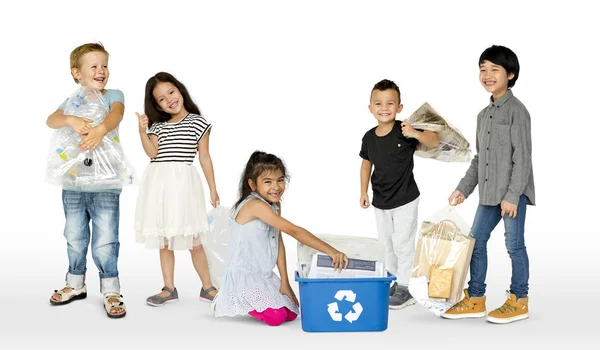 Bambini con rifiuti da riciclare — Foto Stock