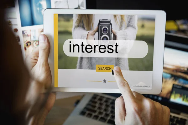 Male hands pointing on digital tablet — Stock Photo, Image