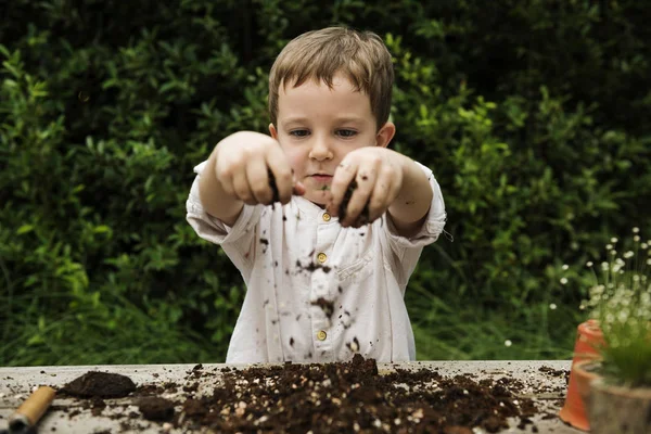 เด็กน้อยเล่นกับดิน — ภาพถ่ายสต็อก