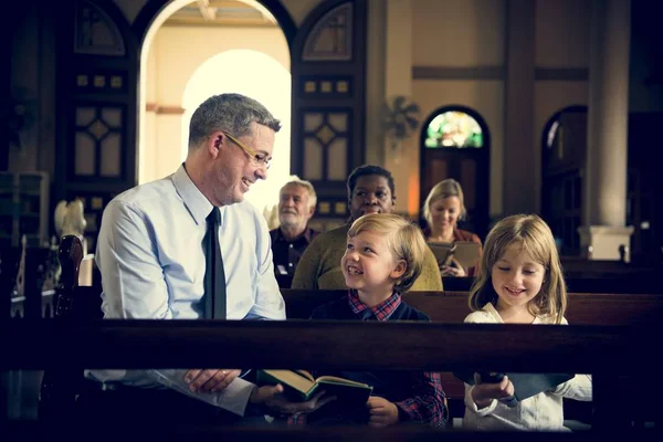 Família rezando na Igreja — Fotografia de Stock