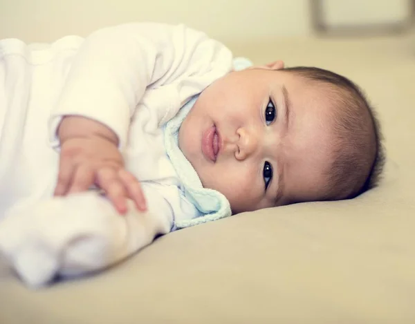 Petit bébé se repose à la maison — Photo