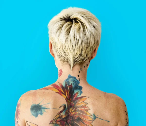 Shirtless getatoeëerd blonde vrouw — Stockfoto