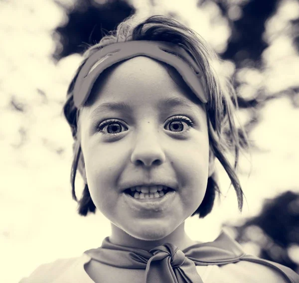 Niña Vistiendo Traje Superhéroe Aire Libre — Foto de Stock