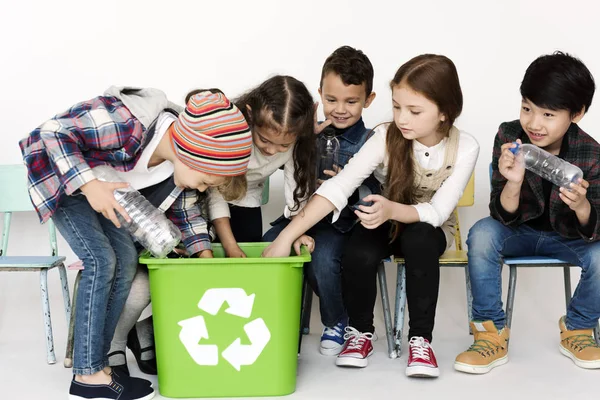 Barn håller plastflaskor — Stockfoto