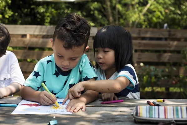 Crianças desenhando imaginação ao ar livre — Fotografia de Stock
