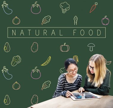 Dijital aygıt kullanarak kızlar 