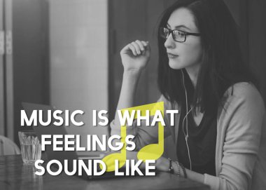 Kulaklıklarla müzik dalgın kız 