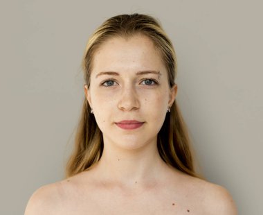 Kadın sakin yüz ifadesi ile