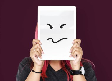 Dijital tablet ile yüz kapsayan kişi