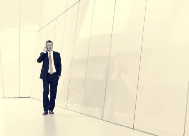 smartphone üzerinde konuşan işadamı