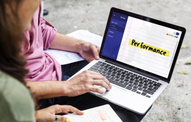 öğrenciler dizüstü bilgisayar kullanıyor