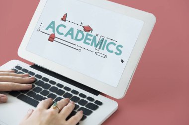 Dizüstü bilgisayarda yazan kadın klavyesi